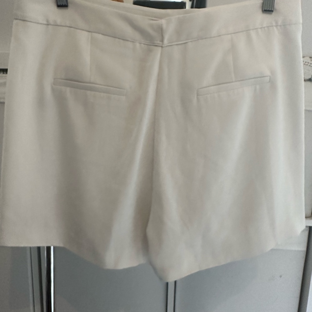 White shorts - Picture 9 of 10